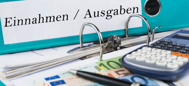 Das Finanzamt verlangt von Ihnen als Freiberufler, dass Ihre Gewinnermittlung sowohl Ihre Einnahmen als auch Ihre Ausgaben darlegt.